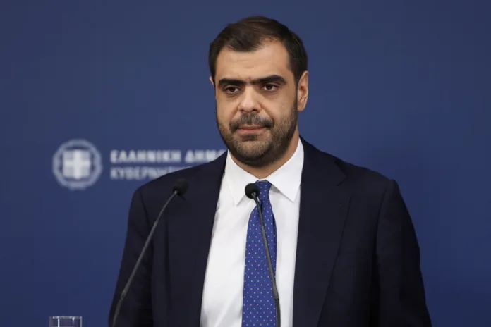 Παύλος Μαρινάκης κατά την ενημέρωση των πολιτικών συντακτών