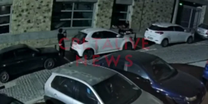 Αστυνομικοί συλλαμβάνουν άνδρα στο Ηράκλειο
