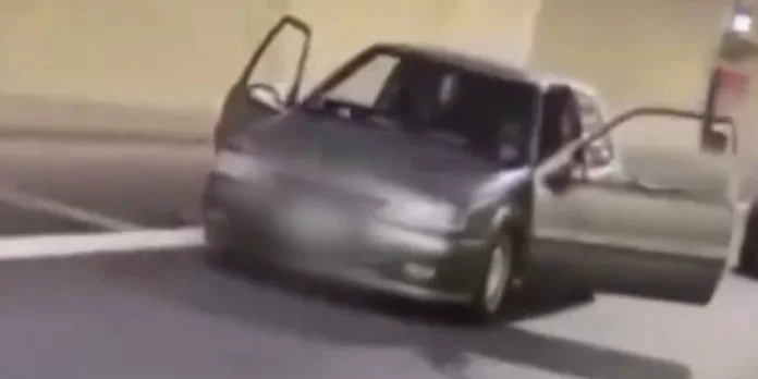 Αυτοκίνητο με ανοιχτές πόρτες σε σήραγγα