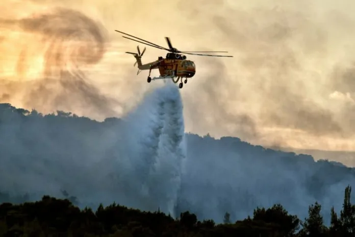 Πυροσβεστικό ελικόπτερο σε δράση