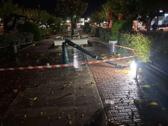 Ζημιές στην πλατεία του Λαυρίου μετά από ανεμοστρόβιλο