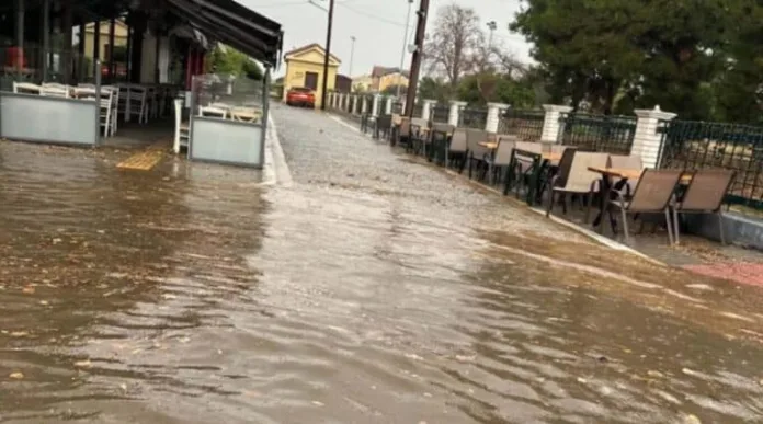 Πλημμυρισμένος δρόμος στον Βόλο μετά από έντονη βροχόπτωση